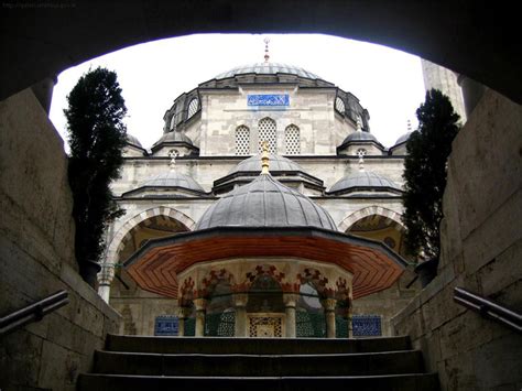 Kucuksu Mehmed Paşa Camii - Majesteettinen Miniatyri ja Kuulaat Värjäykset?